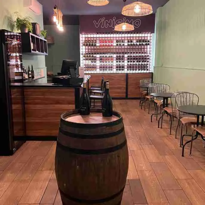 Vinoteca–boutique gourmet en traspaso | Lista para operar
