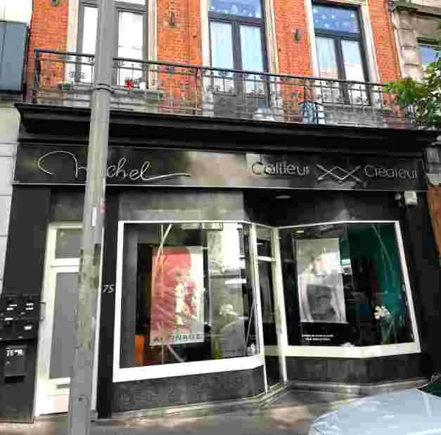 Salón de peluquería en traspaso | 8 puestos | Libre en septiembre