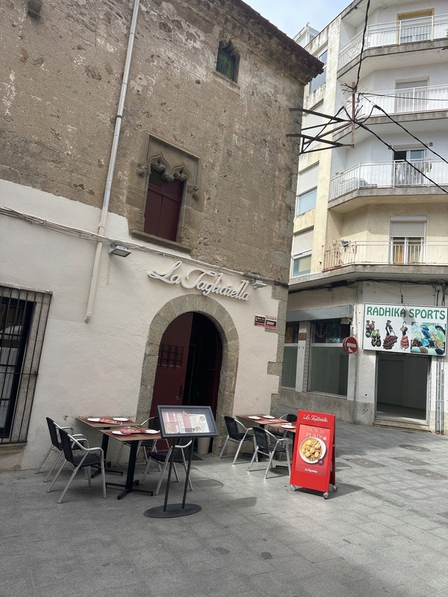 Restaurante en Calella | Terraza para 70 pax | Salida humos 2024 — photo 1
