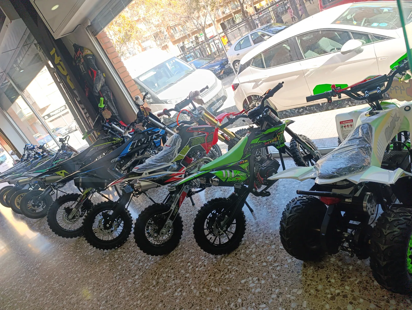 Negocio off-road: marca y nombre comercial propios