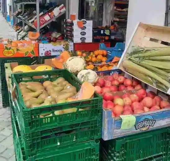 Tienda de alimentación general cerca del centro
