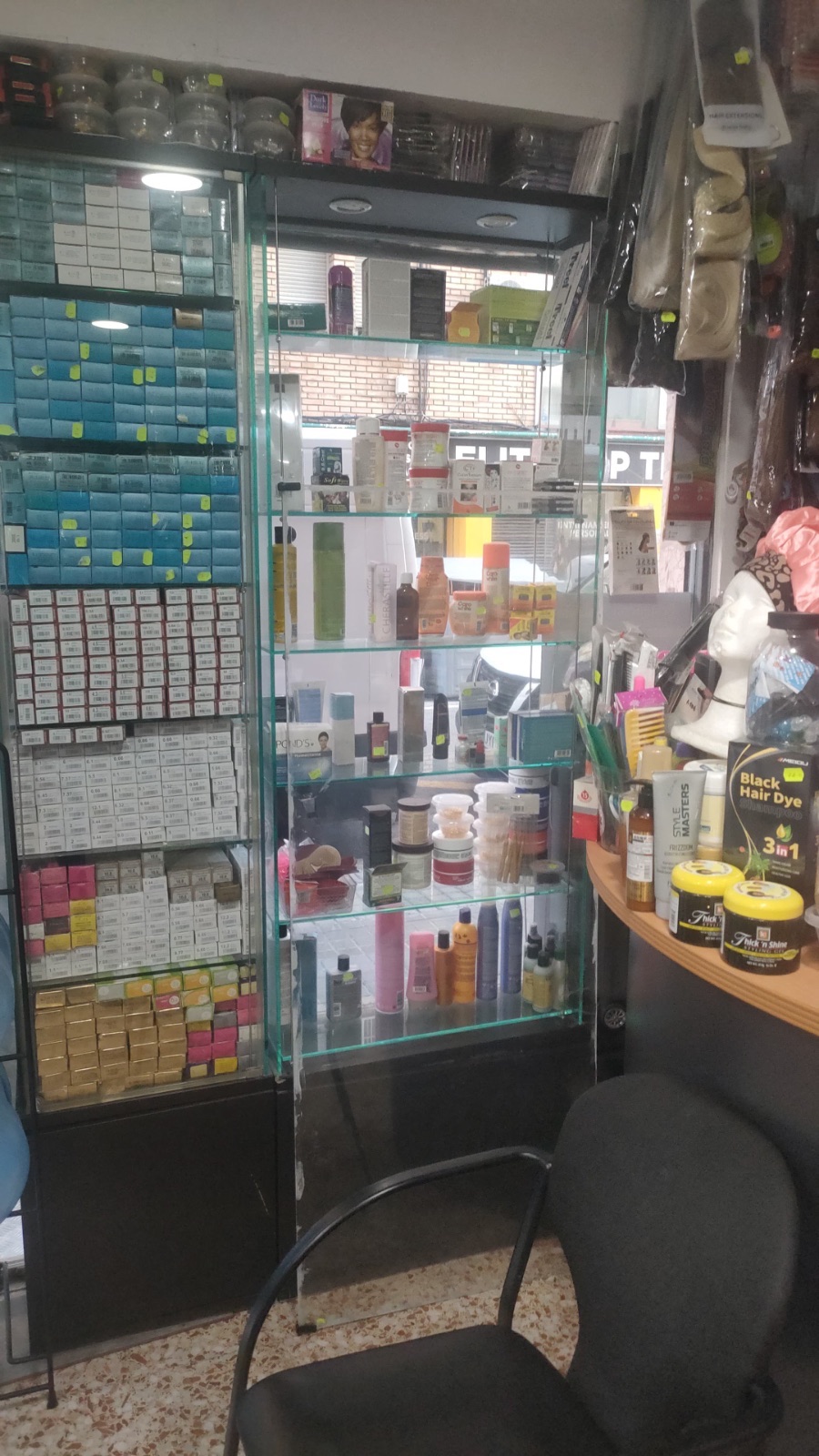 Peluquería en Hospitalet | En activo | Stock y mobiliario incluido — photo 1