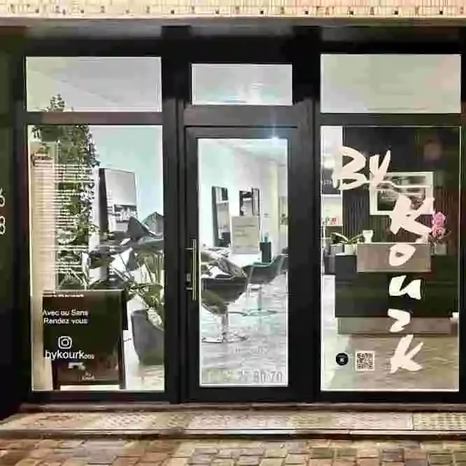 Salón de peluquería renovado | Espacio moderno y equipado