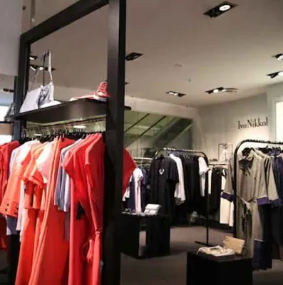 Tienda especializada en moda de noche y prêt-à-porter exclusivo