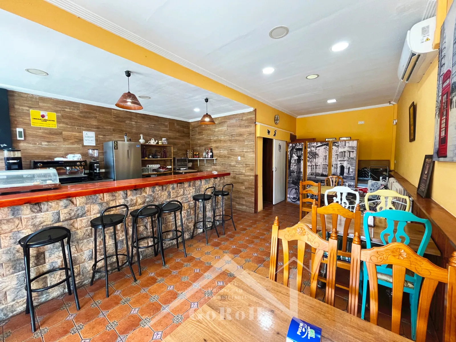 Cafetería con terraza delantera y equipada