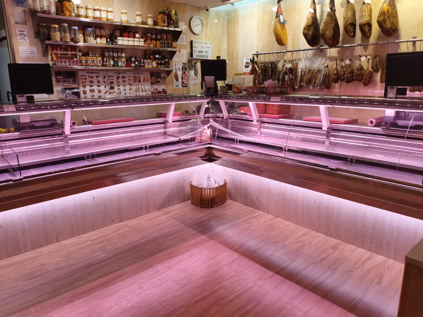 Carnicería en El Prat | En funcionamiento | Local 60 m² equipado — photo 1