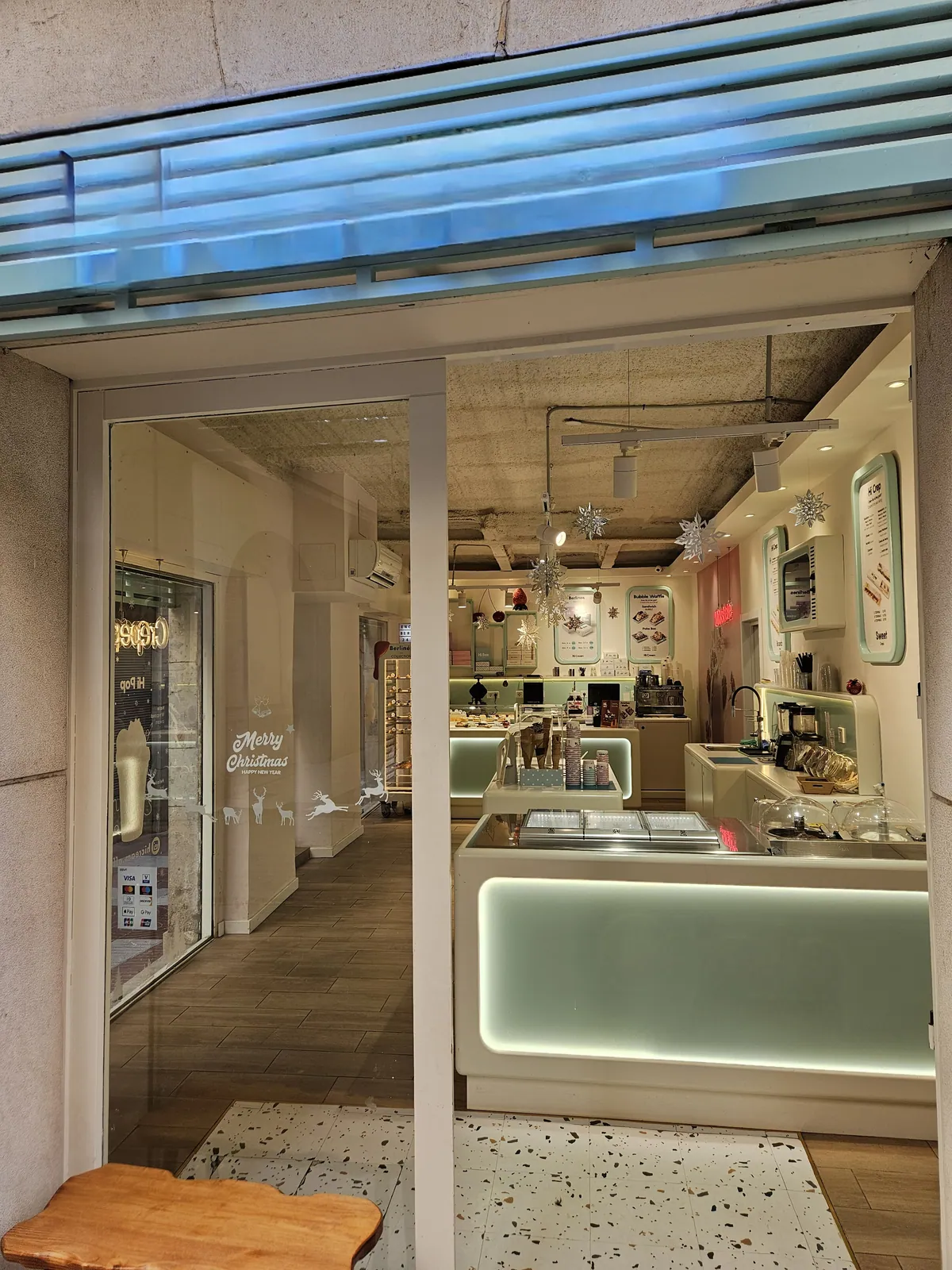 Heladería crepería con local en esquina