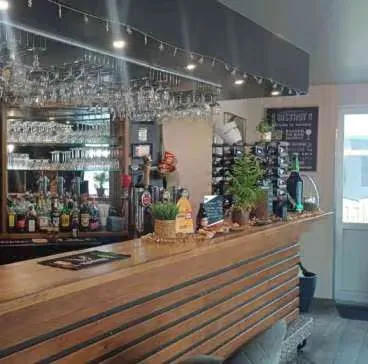 Restaurante con cocina equipada