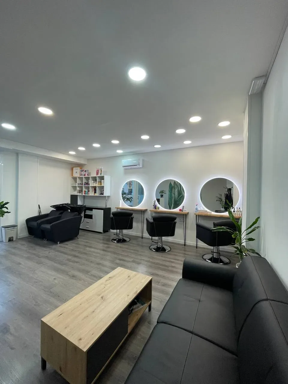 Salón de belleza en Aguadulce | Alquiler 590 € | En pleno rendimiento — photo 1