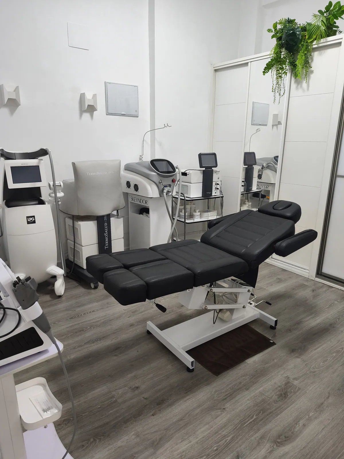 Clínica estética con 4 cabinas