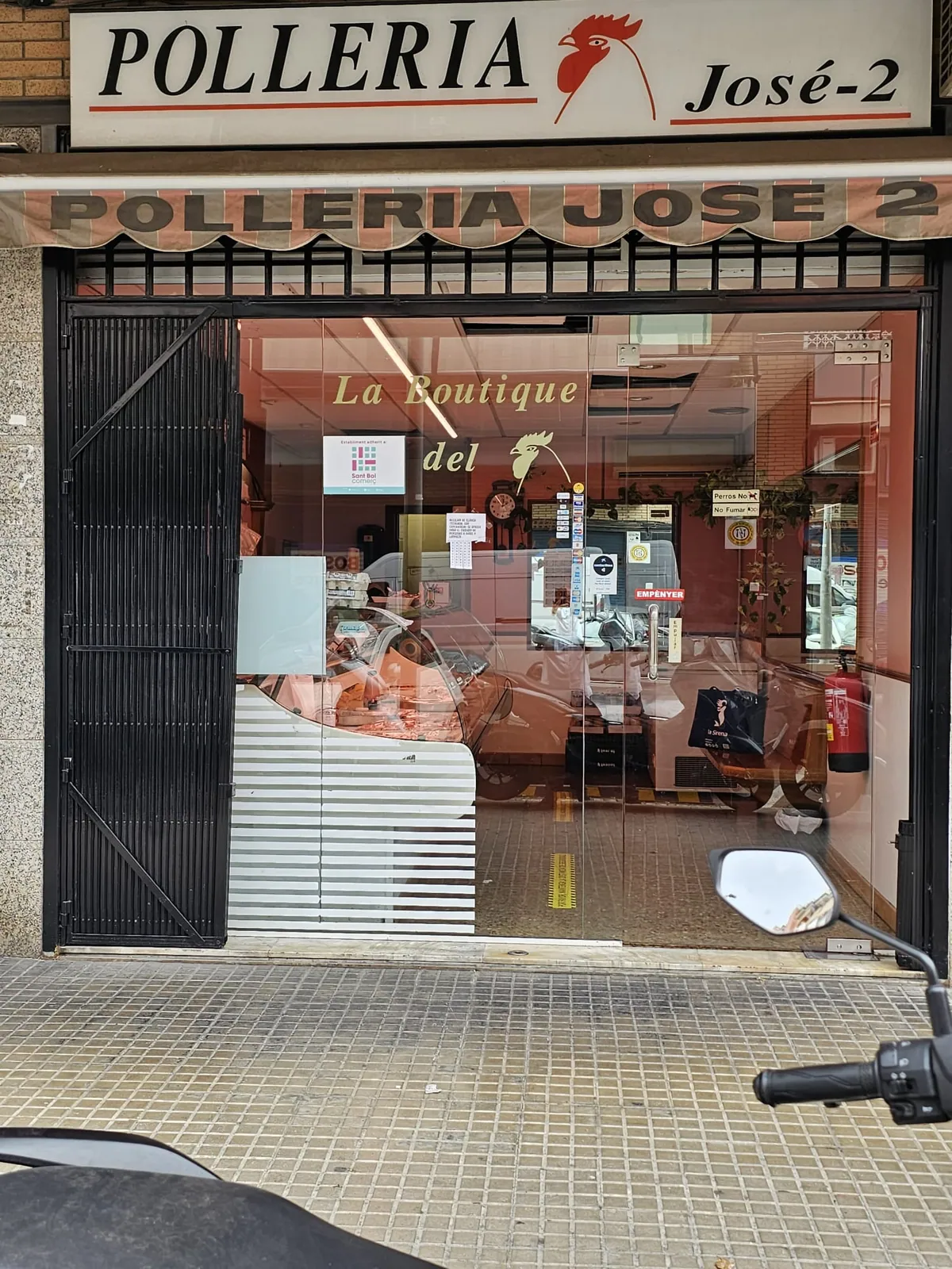 Pollera con obrador en funcionamiento