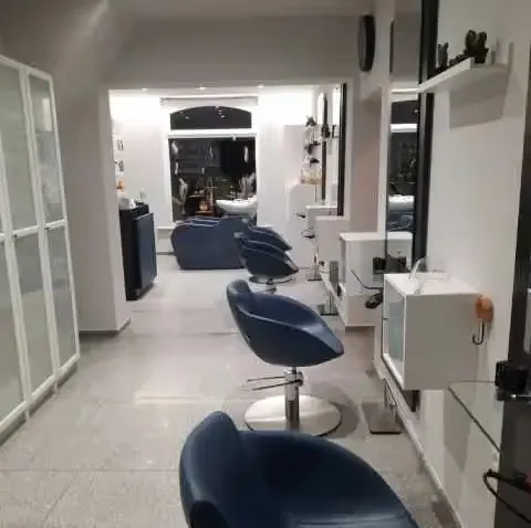 Salón de peluquería completo en traspaso